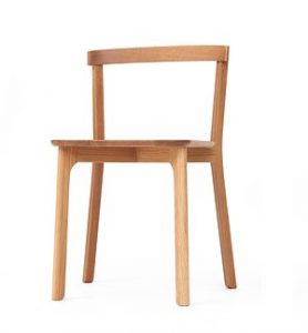 כסא עץ מתקפל להשכרה